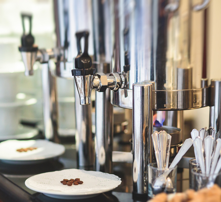 Kaffee-Thermo-Spender auf einem Buffet