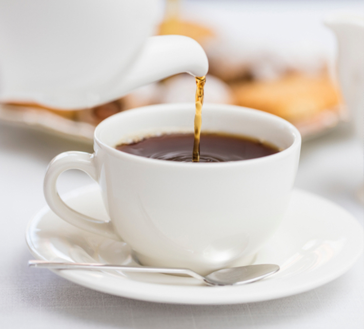 Weiße Kaffeetasse, in die Kaffee eingefüllt wird